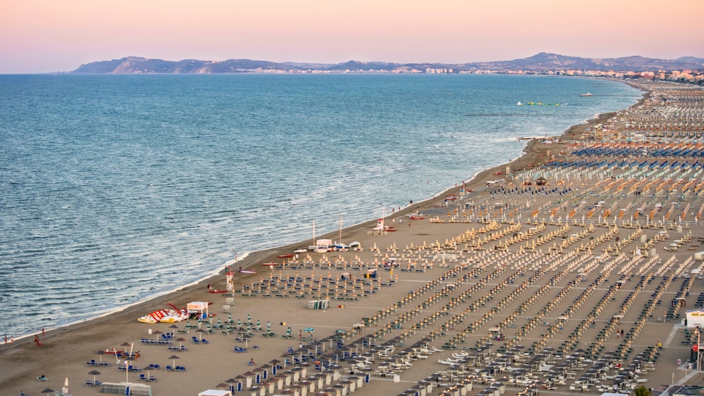 Ein Küstenabschnitt in Rimini an der Adria. Der Strand ist in sogenannte „stabilimenti balneari“ (z. Dt.: Badeanstalten) unterteilt, für die die Betreiber Strandkonzessionen besitzen