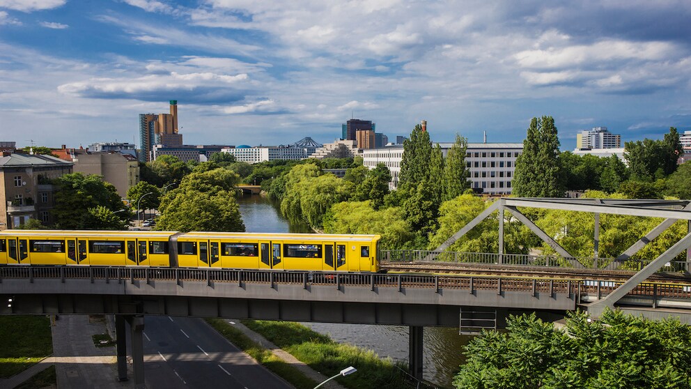 Der in Berlin lebende Künstler arbeitet nicht mit Pinsel und Farbe, bei ihm kommen Lego-Steine zum Einsatz, mit denen er Löcher in Mauern, Treppen und Gehwegen stopft – und das überall auf der Welt.