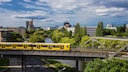 Der in Berlin lebende Künstler arbeitet nicht mit Pinsel und Farbe, bei ihm kommen Lego-Steine zum Einsatz, mit denen er Löcher in Mauern, Treppen und Gehwegen stopft – und das überall auf der Welt.