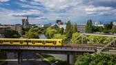 Der in Berlin lebende Künstler arbeitet nicht mit Pinsel und Farbe, bei ihm kommen Lego-Steine zum Einsatz, mit denen er Löcher in Mauern, Treppen und Gehwegen stopft – und das überall auf der Welt.