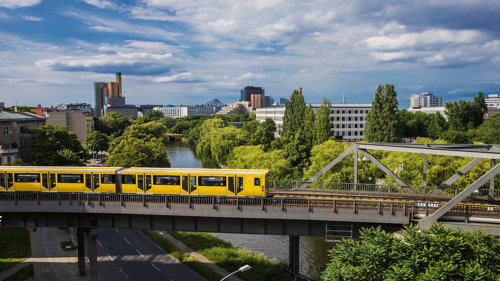 Der in Berlin lebende Künstler arbeitet nicht mit Pinsel und Farbe, bei ihm kommen Lego-Steine zum Einsatz, mit denen er Löcher in Mauern, Treppen und Gehwegen stopft – und das überall auf der Welt.