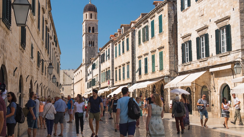 Im überfülltesten Urlaubsort Europas Dubrovnik sind bereits in der Nebensaison große Mengen an Touristen unterwegs