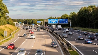 Beim Autobahnfahren in Deutschland sollte man sich an das Rechtsfahrgebot und die 20-Sekunden-Regel halten