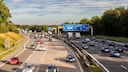 Beim Autobahnfahren in Deutschland sollte man sich an das Rechtsfahrgebot und die 20-Sekunden-Regel halten