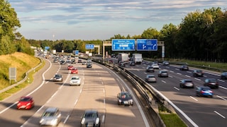 Beim Autobahnfahren in Deutschland sollte man sich an das Rechtsfahrgebot und die 20-Sekunden-Regel halten