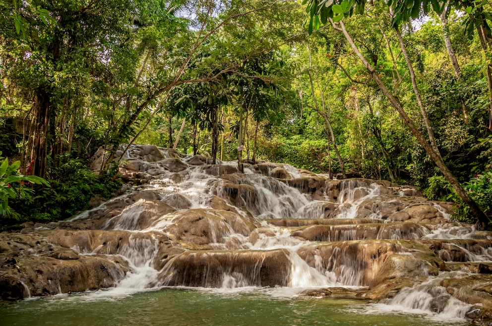 Die Dunn’s River Falls sind Terrassen-Wasserfälle in Ocho Rios auf Jamaika