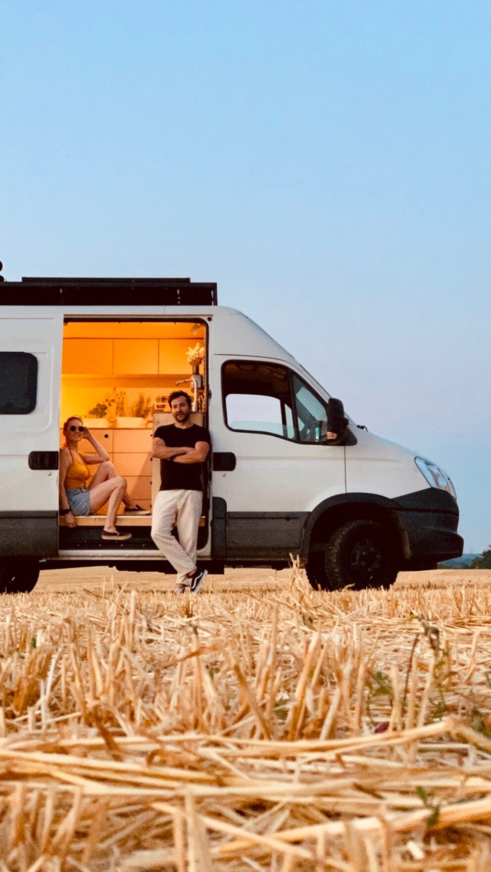 Die roadbirds mit ihrem fertigen Camper.
