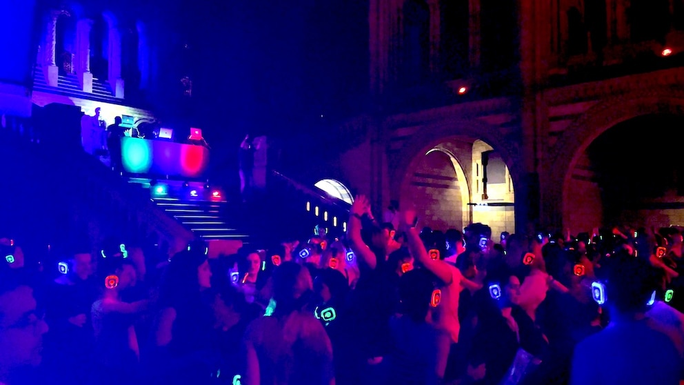 Silent Disco im Londoner National History Museum: Alle haben Kopfhörer an