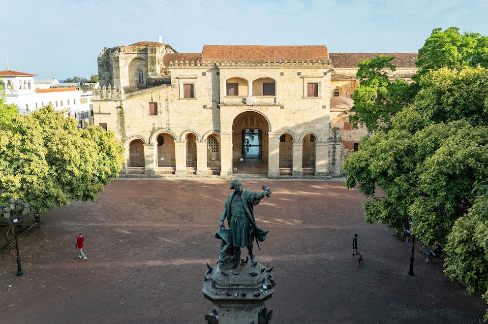 Der Parque Colón (oder Columbus Park) in Santo Domingo, der Hauptstadt der Dominikanischen Republik in der Karibik