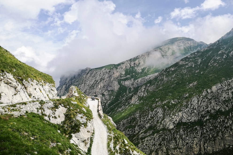 Auf der gefährlichsten Straße der Alpen bieten sich spektakuläre Ausblicke