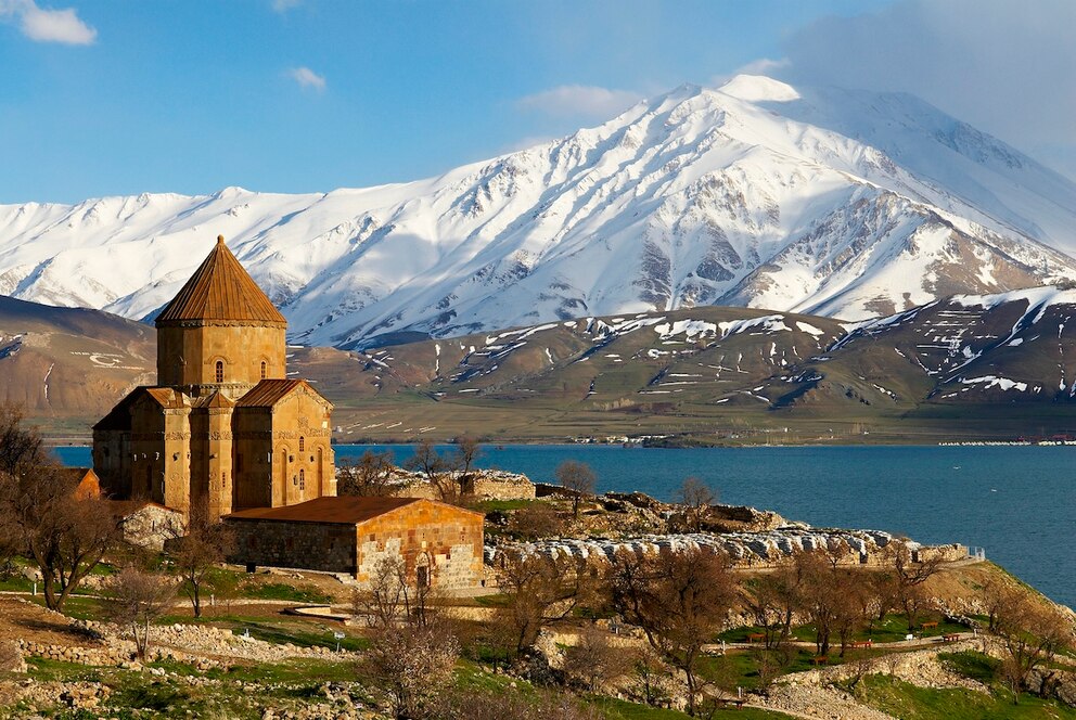 Das armenische Kloster Chor Virap mit Blick auf den majestätischen Berg Ararat ist ein Symbol für Armeniens Identität und Geschichte