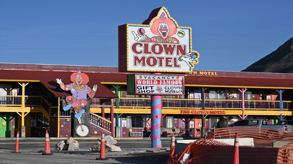 Im „Clown Motel“ in der Kleinstadt  Tonopah wimmelt es nur so vor  Stoffpuppen, Porzellan-Pierrots und lebensgroßen Statuen von berühmten Clowns wie Ronald McDonald