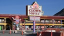 Im „Clown Motel“ in der Kleinstadt  Tonopah wimmelt es nur so vor  Stoffpuppen, Porzellan-Pierrots und lebensgroßen Statuen von berühmten Clowns wie Ronald McDonald