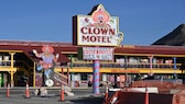 Im „Clown Motel“ in der Kleinstadt  Tonopah wimmelt es nur so vor  Stoffpuppen, Porzellan-Pierrots und lebensgroßen Statuen von berühmten Clowns wie Ronald McDonald