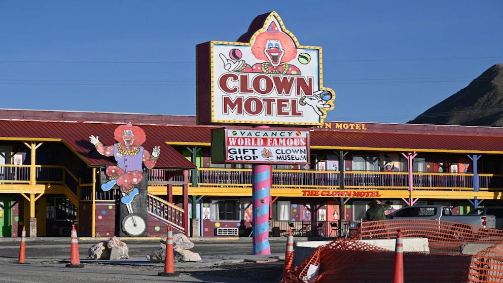 Im „Clown Motel“ in der Kleinstadt  Tonopah wimmelt es nur so vor  Stoffpuppen, Porzellan-Pierrots und lebensgroßen Statuen von berühmten Clowns wie Ronald McDonald