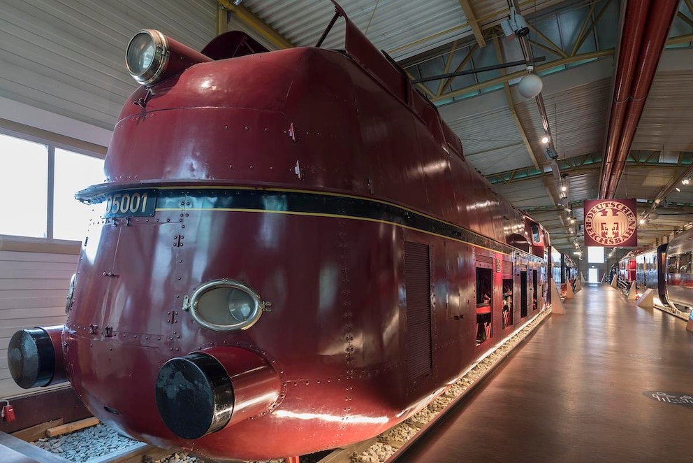 Dampflokomotive 05001 mit Stromlinienverkleidung der Deutschen Reichsbahn im DB Museum in Nürnberg