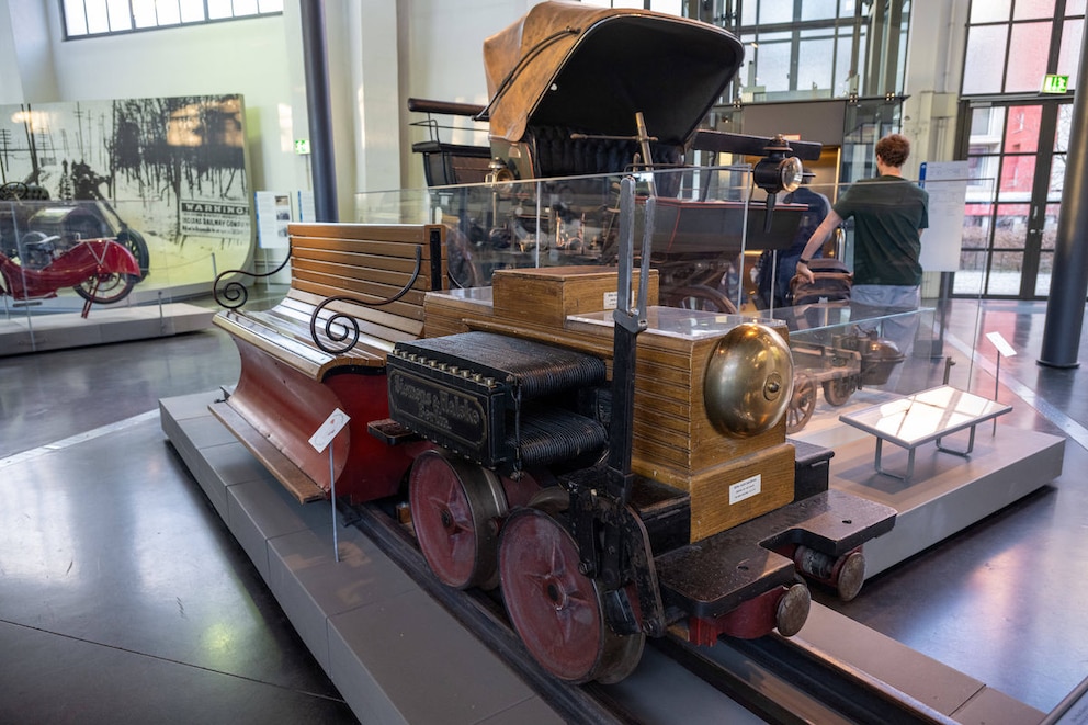 Das Verkehrszentrum Im Deutschen Museum in München findet man u. a. das erste Auto und den ersten Zug