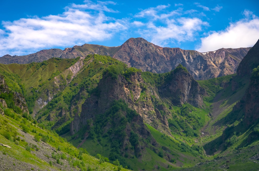 Bergketten entlang der Georgischen Heerstraße