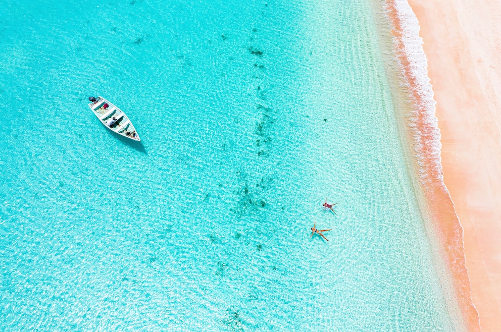 Mutter und Kind im Wasser in der Karibik