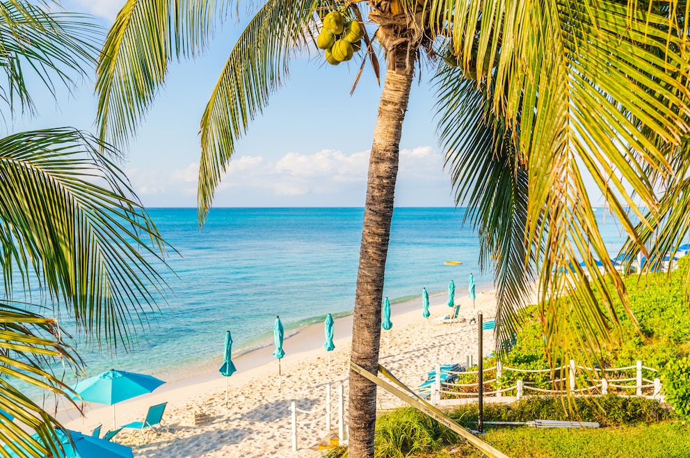 Der Grace Bay Beach ist ein Strand auf den Turks- und Caicosinseln in der Karibik