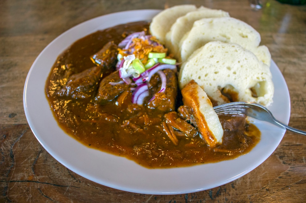 Deftige tschechische Küche: Gulasch und Knödel