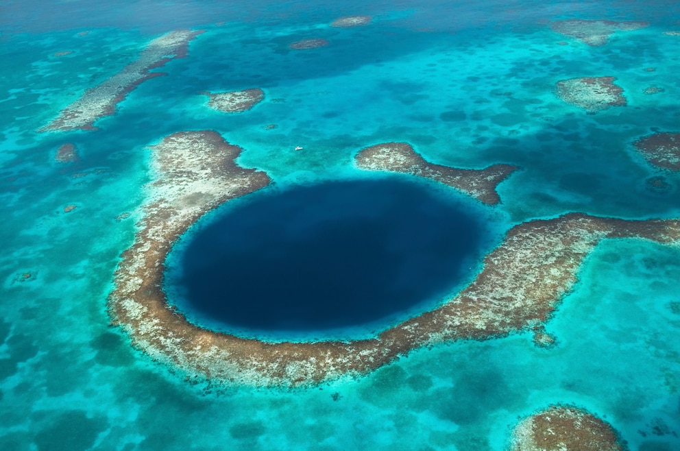 Das Great Blue Hole vor Belize