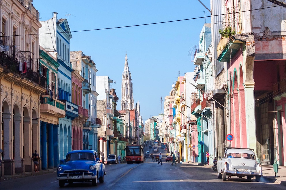 Kubas Hauptstadt Havanna mit ihren bunten Häusern und Oldtimern