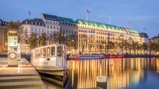 Hotel Fairmont Vier Jahreszeiten in Hamburg: 2024 vergibt der Guide Michelin erstmals nicht nur Sterne, sondern auch Schlüssel – und zwar an besondere Hotels. Erkennen Sie dieses bekannte haus, das mit der Bestnote ausgezeichnet wurde.