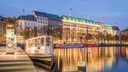 Hotel Fairmont Vier Jahreszeiten in Hamburg: 2024 vergibt der Guide Michelin erstmals nicht nur Sterne, sondern auch Schlüssel – und zwar an besondere Hotels. Erkennen Sie dieses bekannte haus, das mit der Bestnote ausgezeichnet wurde.