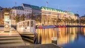 Hotel Fairmont Vier Jahreszeiten in Hamburg: 2024 vergibt der Guide Michelin erstmals nicht nur Sterne, sondern auch Schlüssel – und zwar an besondere Hotels. Erkennen Sie dieses bekannte haus, das mit der Bestnote ausgezeichnet wurde.