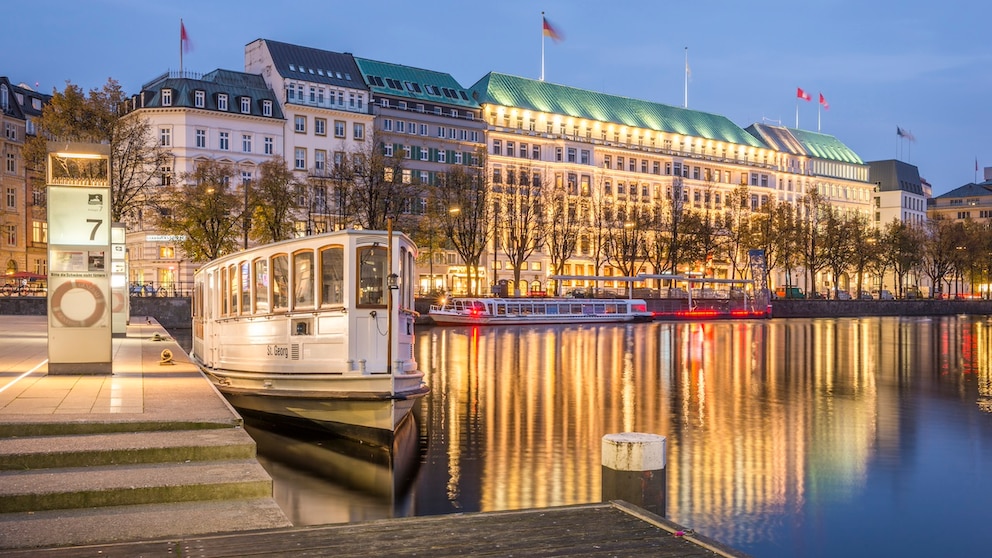 Hotel Fairmont Vier Jahreszeiten in Hamburg: 2024 vergibt der Guide Michelin erstmals nicht nur Sterne, sondern auch Schlüssel – und zwar an besondere Hotels. Erkennen Sie dieses bekannte haus, das mit der Bestnote ausgezeichnet wurde.