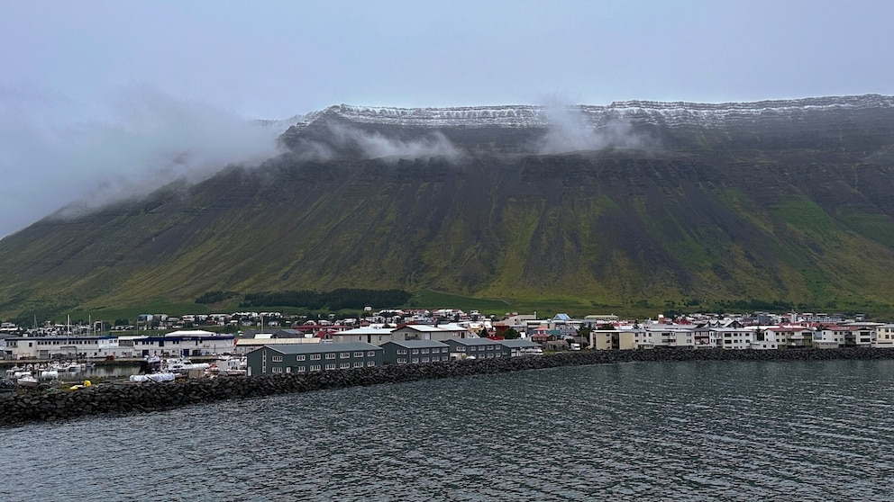 Ísafjörður in den Westfjorden ist bekannt für seine dramatische Berglandschaft und seine Altstadt mit den Holzhäusern