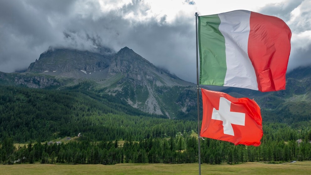 Die Grenze zwischen der Schweiz im Norden und Italien im Süden verläuft größtenteils durch Gebirgsregionen