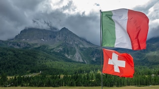 Die Grenze zwischen der Schweiz im Norden und Italien im Süden verläuft größtenteils durch Gebirgsregionen