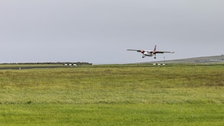 Kaum gestartet, schon wieder im Landeanflug: die Regionalfluggesellschaft Loganair führt den kürzesten Linienflug der Welt durch