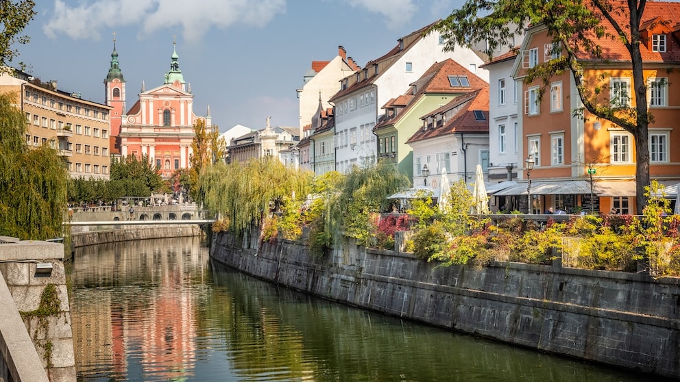 In dem Ranking der gemütlichsten Reiseziele für den Herbst setzt sich besonders eine europäische Stadt durch