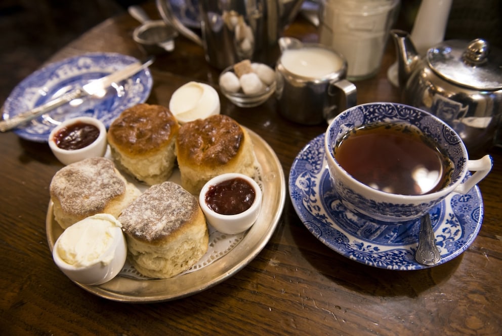 Tea Time ist in London immer – und eine edle Tee-Zeremonie wie auf dem Foto ist für viele Londoner längst nicht alltäglich 