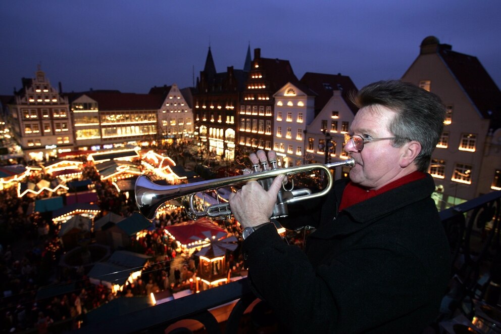 In der Vorweihnachtszeit spielt Trompeter Siegfried Knoop jeden Nachmittag um Viertel vor Fünf vom Rathausbalkon in Lüneburg weihnachtliche Musik