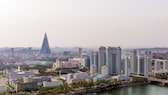 Blick auf Pjöngjang: Das weitgehend isolierte Nordkorea will sich im Winter 2024 wieder für Tourismus öffnen. Doch ist eine Reise dorthin überhaupt vertretbar?