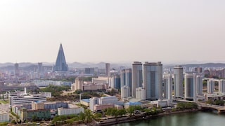 Blick auf Pjöngjang: Das weitgehend isolierte Nordkorea will sich im Winter 2024 wieder für Tourismus öffnen. Doch ist eine Reise dorthin überhaupt vertretbar?