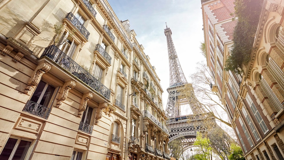 Blick auf den Eiffelturm: Paris strotz nur so vor Sehenswürdigkeiten. Um die wichtigsten zu sehen, braucht man jedoch gar nicht einmal so lange.