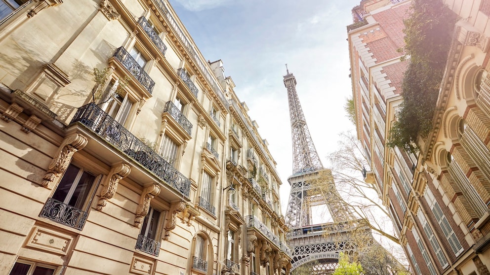 Blick auf den Eiffelturm: Paris strotz nur so vor Sehenswürdigkeiten. Um die wichtigsten zu sehen, braucht man jedoch gar nicht einmal so lange.