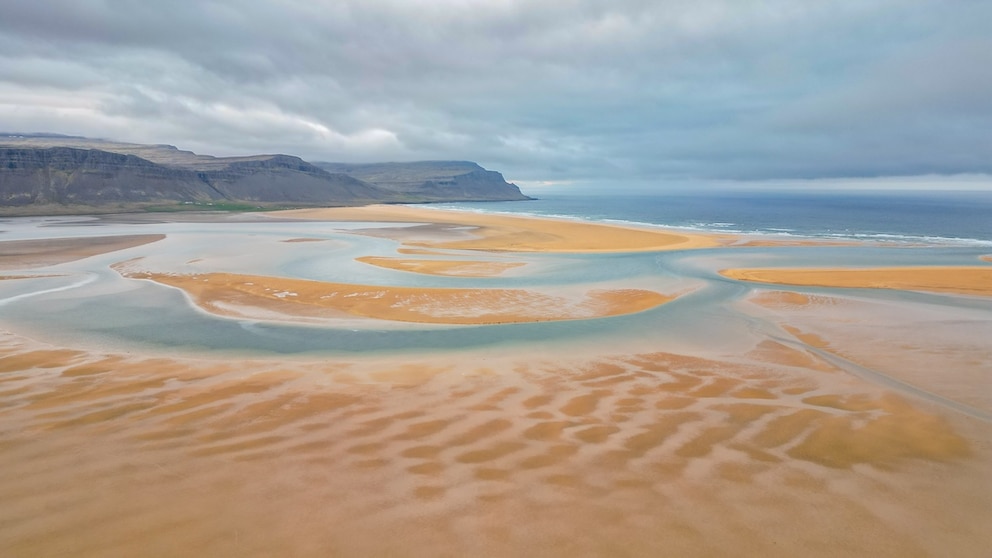 Der Rauðisandur Strand hat eine für Island eher untypische goldene Färbung – normalerweise sind die Strände dort eher schwarz