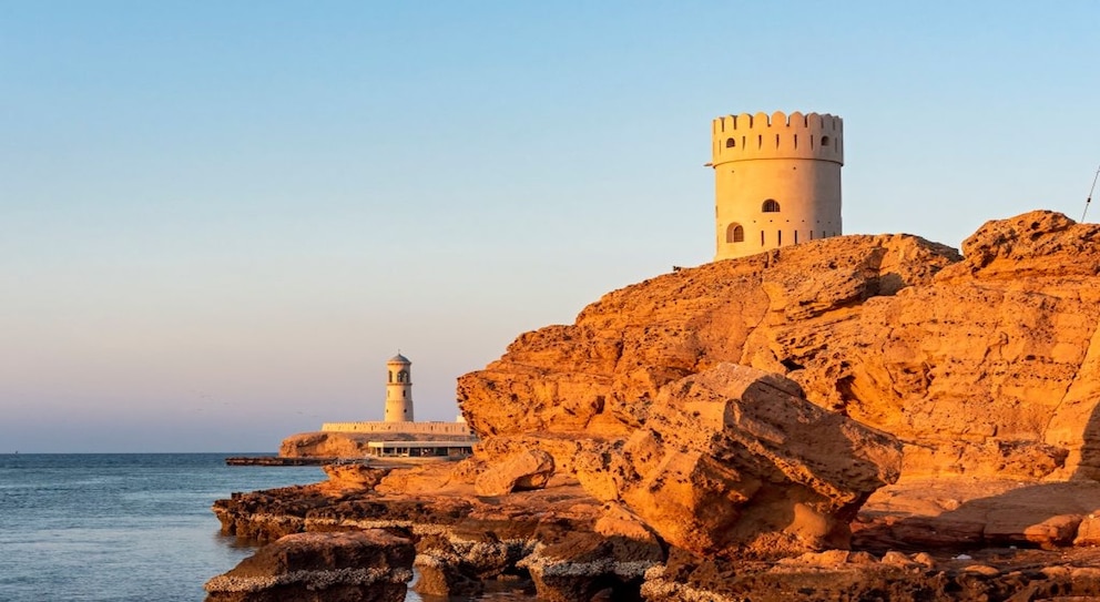 Die Sonnenuntergänge im Küstenort Sur in Oman sind besonders schön