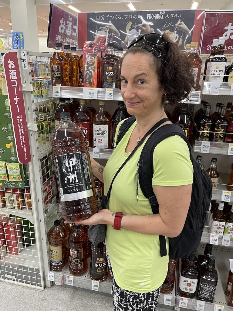 Alkohol ist in Japan sehr billig und kommt mitunter in 4-Litern-Flaschen, aber beim Autofahren ist der Konsum eine schlechte Idee. Im Foto: TRAVELBOOK-Autorin Doris Tromballa, die ihre Erfahrungen auf ihrem Japan-Roadtrip als Tipps zusammengefasst hat