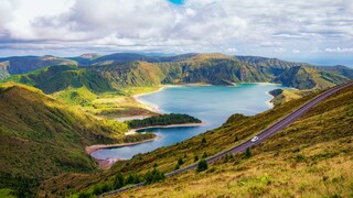 Rund um die Lagoa do Fogo (Feuerlagune) wechseln sich üppige Natur und karge Vulkanlandschaften ab