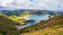 Rund um die Lagoa do Fogo (Feuerlagune) wechseln sich üppige Natur und karge Vulkanlandschaften ab