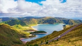 Rund um die Lagoa do Fogo (Feuerlagune) wechseln sich üppige Natur und karge Vulkanlandschaften ab