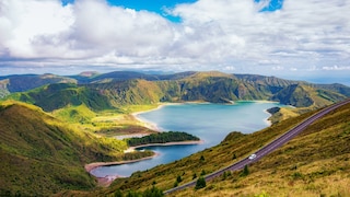 Rund um die Lagoa do Fogo (Feuerlagune) wechseln sich üppige Natur und karge Vulkanlandschaften ab