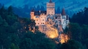 Schloss Bran in Rumänien ist heute weltbekannt als der Ort, an dem die fiktive Geschichte des Grafen Dracula spielt – was ist dran an der Legende?